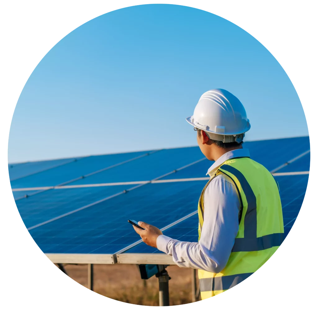 jovem-tecnico-asiatico-de-pe-e-falando-no-smartphone-entre-longas-filas-de-paineis-solares-fotovoltaicos-copiam-o-espaco