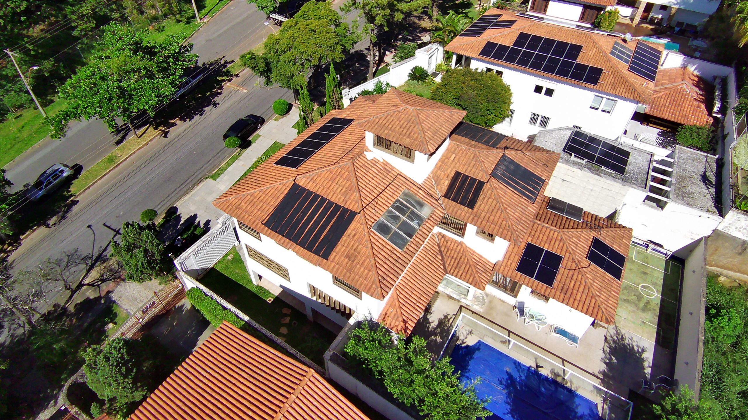 duas casa com painéis solares